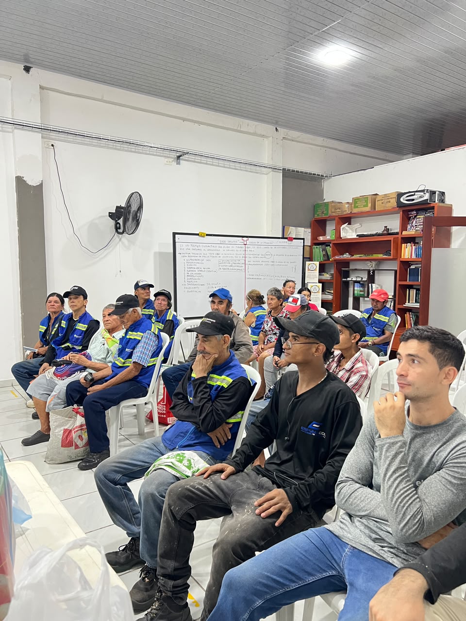 Reconstruyendo de Colombia fortalece a sus recicladores con apoyo social y capacitación normativa